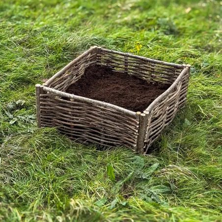 Jardinière en bois de noisetier tressé