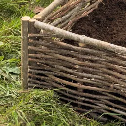 Jardinière en bois de noisetier tressé