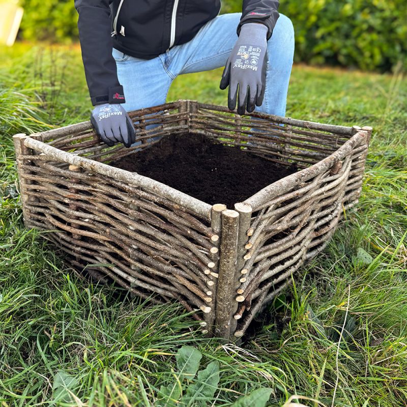 Jardinière en bois de noisetier tressé