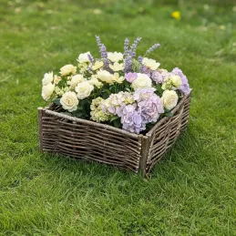 Jardinière en bois de noisetier tressé