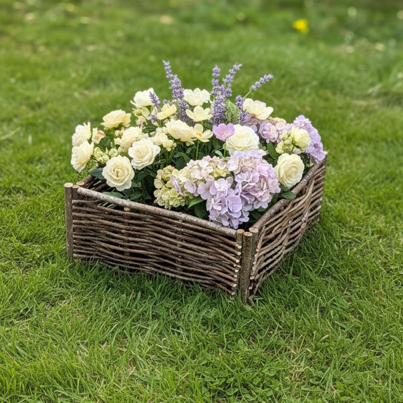 Jardinière en bois de noisetier tressé