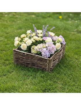 Jardinière en bois de noisetier tressé