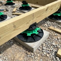 Soporte regulable para viguetas de terraza 40/60 mm - JOUPLAST