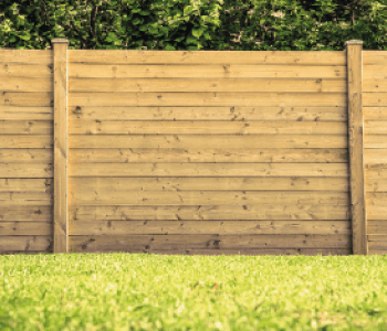 cloture en bois dans jardin engazonné