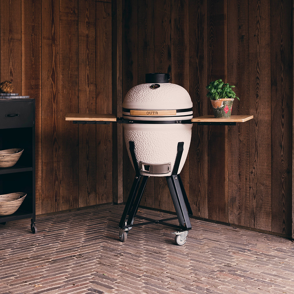 Ambiance barbecue à la campagne - pots à couverts en bois décorés